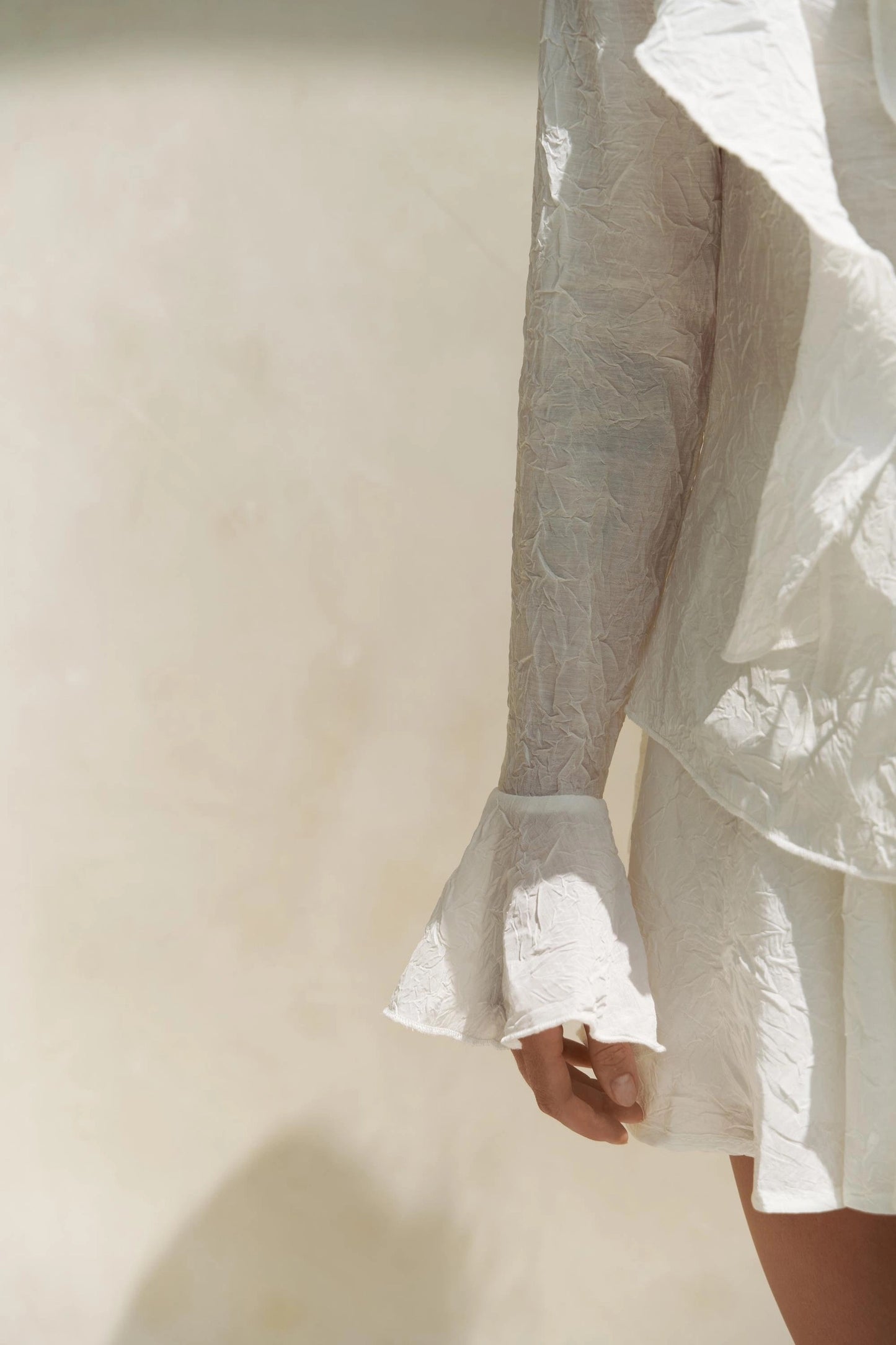 Zweiteiler mit Bluse & Minirock mit integrierten Shorts | weiss