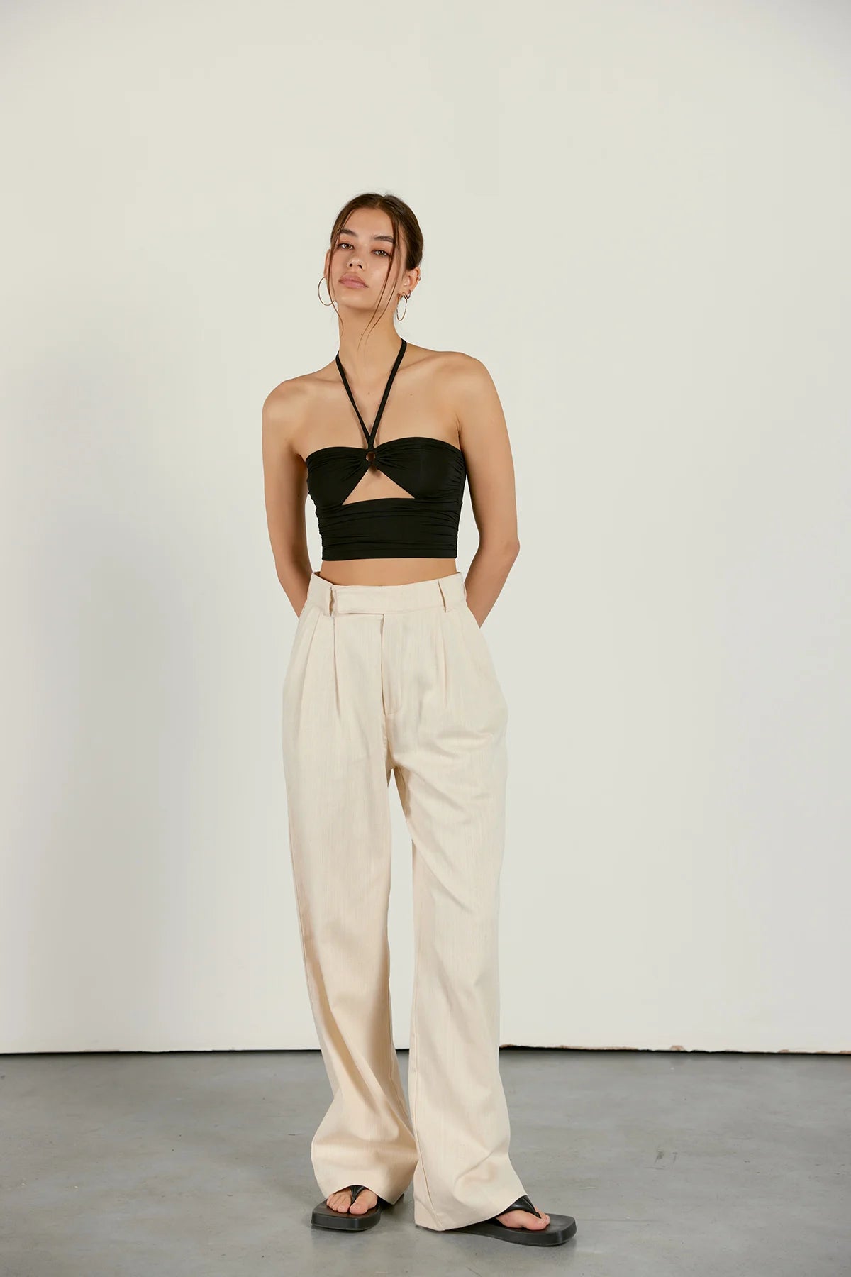 Neckholder-Top mit Cut-Out | schwarz