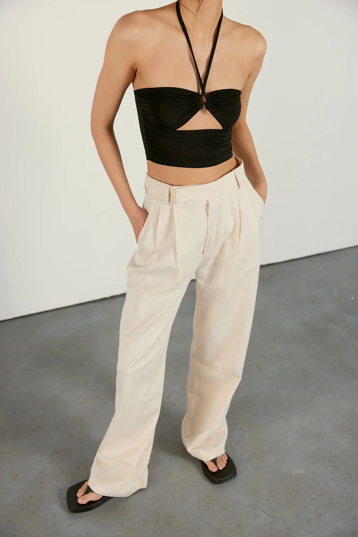 Neckholder-Top mit Cut-Out | schwarz