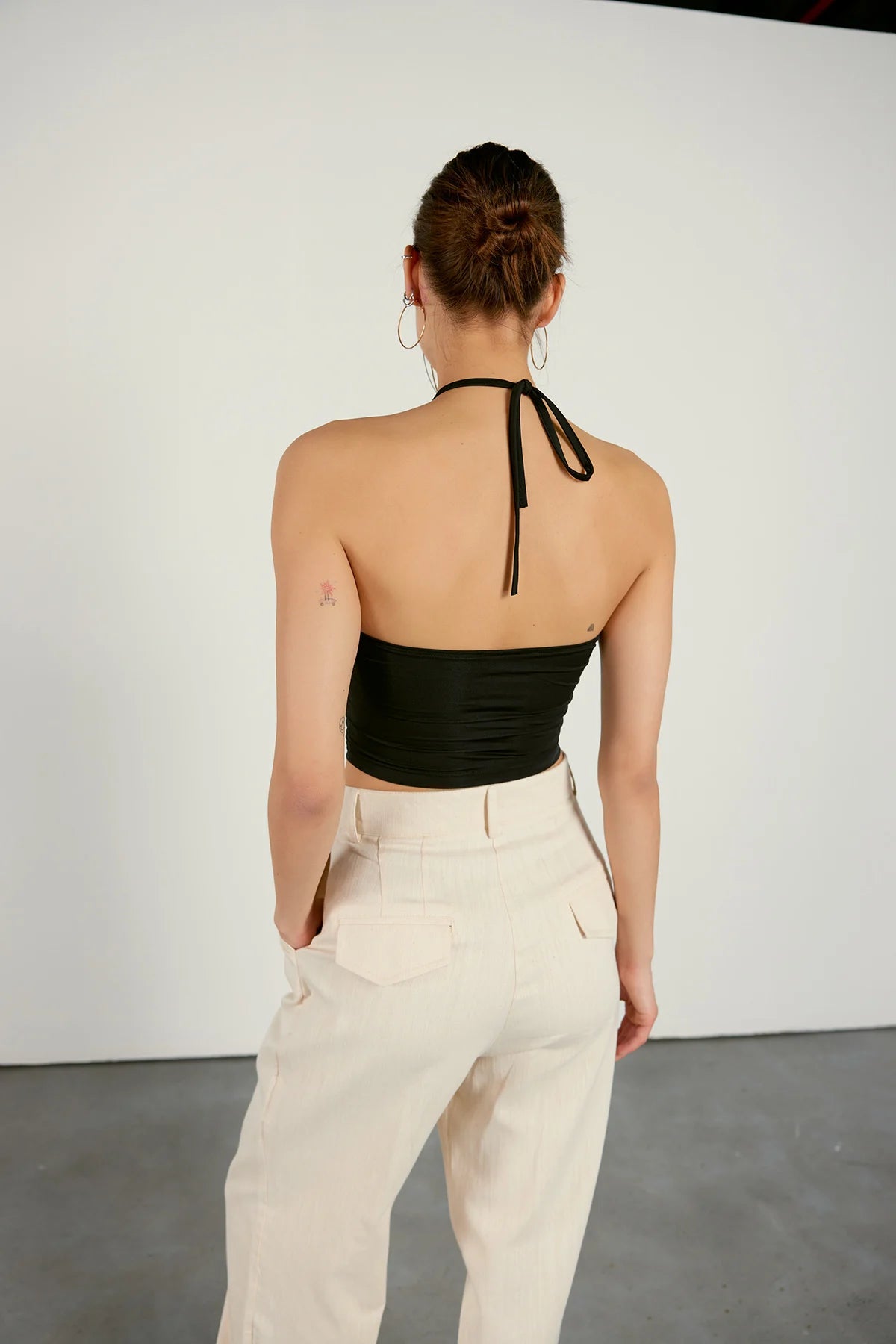 Neckholder-Top mit Cut-Out | schwarz