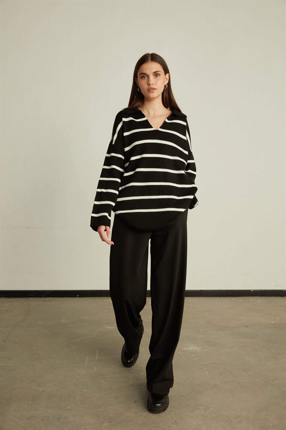 Gestreifter Strickpullover - schwarz